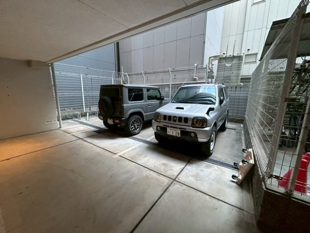 グランルージュ中之島南の駐車場