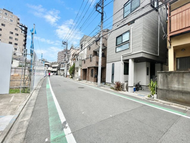 荒川区町屋7丁目　中古戸建の前面道路含む現地写真|2026.07.26撮影

現地ご見学希望・資料請求などお気軽にお問い合わせ下さい！
03-5990-5201