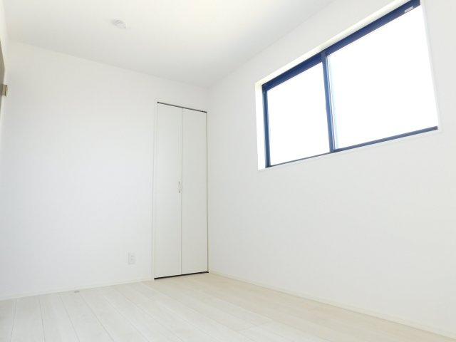 名古屋市中川区愛知町の新築一戸建の洋室|◇３階洋室◇　　明るい洋室５．１帖　全居室収納完備♪