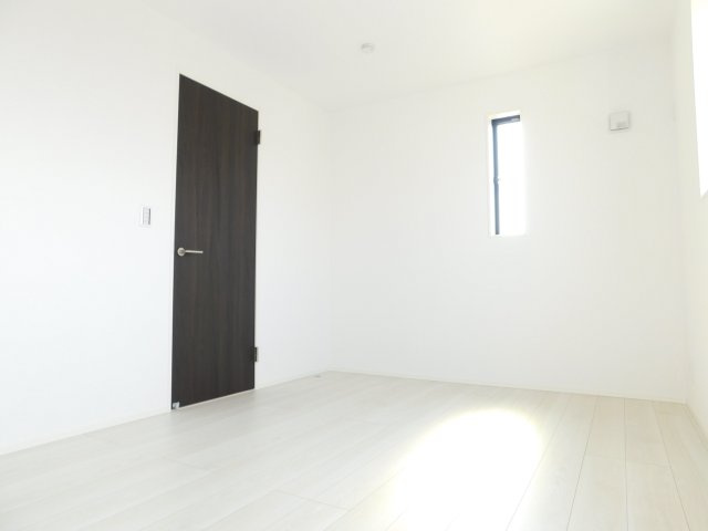 名古屋市中川区愛知町の新築一戸建の洋室|◇３階洋室◇　　２面採光で明るい洋室５．６帖　全居室収納完備♪