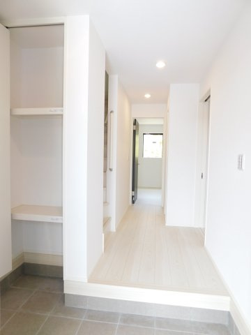 名古屋市中川区愛知町の新築一戸建の玄関|◇玄関収納◇　　家族の履物がスッキリと片付くシューズ収納とシューズインクローク完備♪