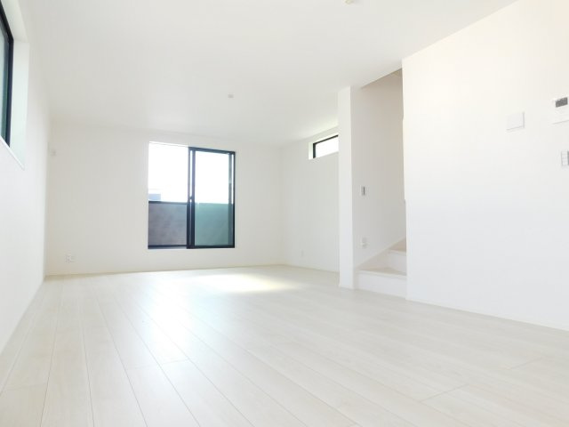 名古屋市中川区愛知町の新築一戸建の居間・リビング|◇リビング◇　　南面で明るく広いリビング２０．７帖　足元から温まる床暖房付き！