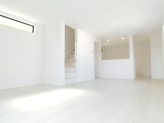 名古屋市中川区愛知町の新築一戸建の居間・リビング|◇リビング◇　　南面で明るく広いリビング２０．７帖　人気のリビング階段で自然と家族の会話も増えます♪
