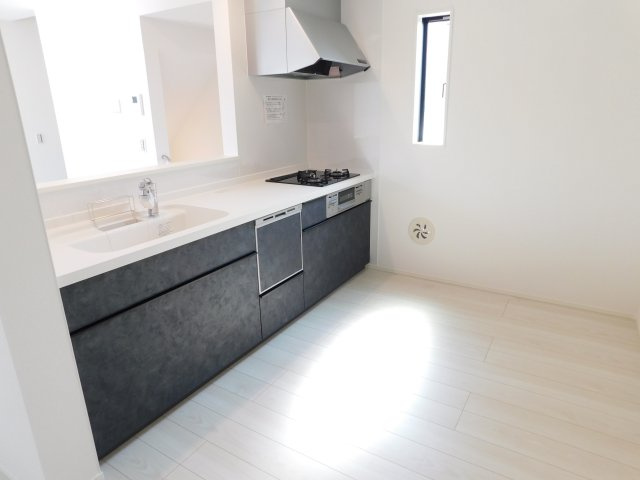 名古屋市中川区愛知町の新築一戸建のキッチン|◇キッチン◇　　広いキッチンスペース！！　対面式キッチン・人造大理石カウンター・お手入れらくらくシンク・浄水器一体型水栓・ガラストップコンロ（３口）・食器洗浄乾燥機・ソフトモーションレール