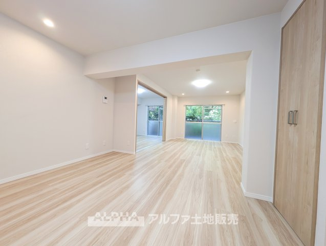 西国分寺史跡通り住宅2号棟の居間・リビング|【Bright Living】◆LDK約18帖◆家族が集まるリビングは、ダイニングとくつろぎの空間を分けて使いやすい広さが確保されています。