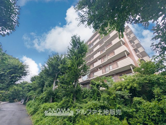 西国分寺史跡通り住宅2号棟の外観|【Quiet Comfort】
◆静けさとともに◆
外の喧騒を忘れさせる落ち着きが、日々に余白を生む。ここでの時間が、自然と笑顔を増やしていく。