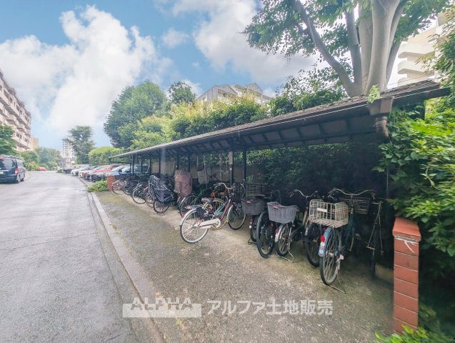 西国分寺史跡通り住宅2号棟の駐輪場|【Bicycle parking】
◆駐輪場◆を敷地内に設置。自転車の保管を適切に管理し、日々の移動に快適さと安心をもたらします。