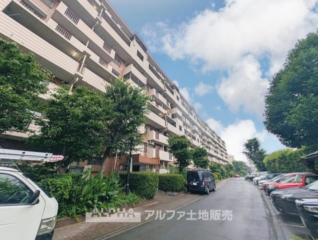 西国分寺史跡通り住宅2号棟の外観|【Warm Light】
◆ぬくもりに満ちた場所◆
差し込む陽だまりが、心の奥までやさしく照らす。過ごすほどに、この場所が帰りたくなる存在へと変わっていく。