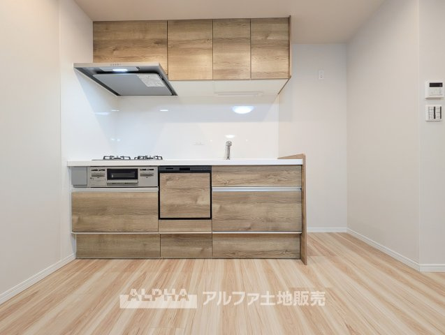 西国分寺史跡通り住宅2号棟のキッチン|【System Kitchen】◆新規交換◆リノベーションでシステムキッチンを一新。木目調のデザインが住空間に自然になじみます。