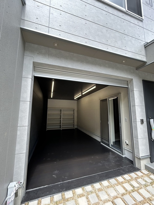ONE GARAGE NAGAOKA　長丘小学校区のエントランス|ONE GARAGE NAGAOKA