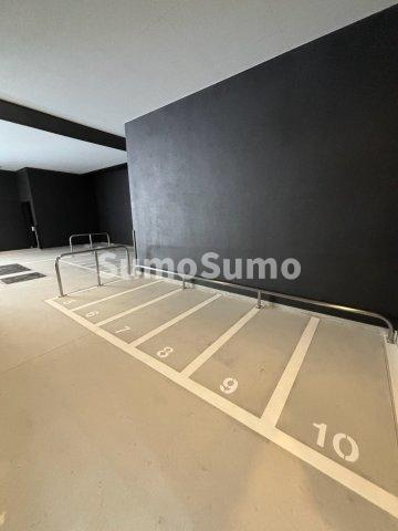 コンフォリア・リヴ本町ＷＥＳＴ Ｑの駐車場