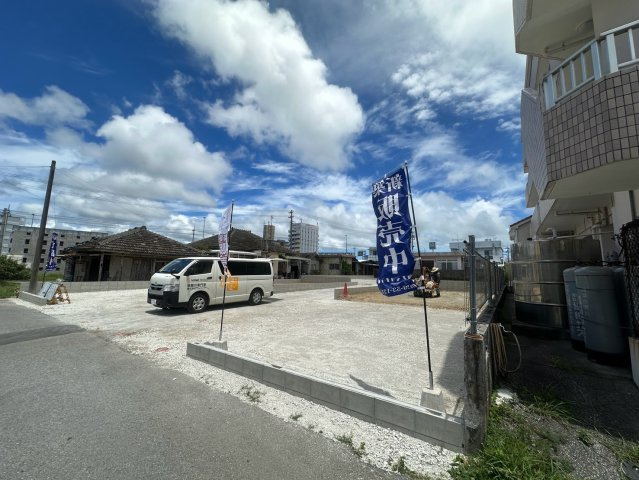 リーブルガーデン名護市宮里　第２・２号棟の駐車場|前面道路を含む現地写真（2026年7月撮影）
