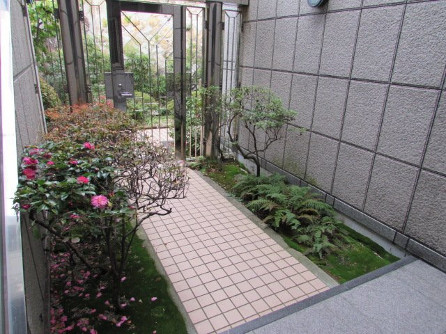 エスタ雲雀丘のエントランス|落ち着いたエントランスです