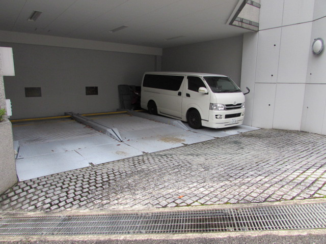 エスタ雲雀丘の駐車場|車をお持ちの方に嬉しい駐車場付きの物件です
