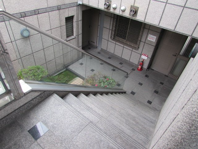 エスタ雲雀丘のロビー|ゆとりのあるロビーです
