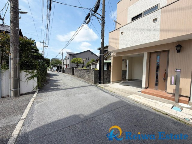 中古戸建　茅ヶ崎市小桜町の前面道路含む現地写真