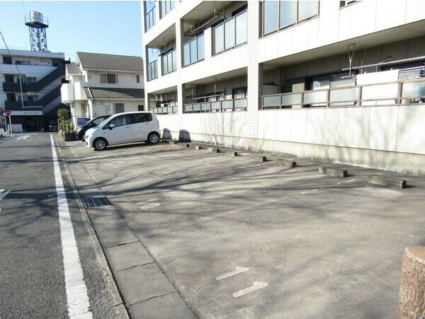 グランシャリオ公家の駐車場