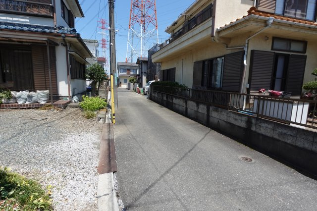 川越市今成４丁目　新築戸建　駐車3台の前面道路含む現地写真