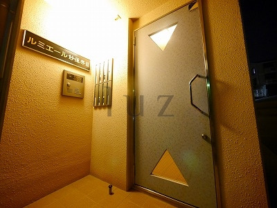 ルミエール妙蓮寺Ⅱのエントランス