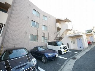 ルミエール妙蓮寺Ⅱの駐車場
