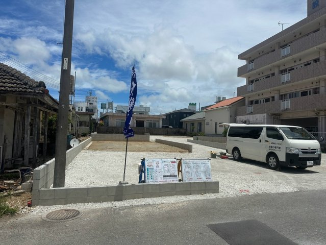 リーブルガーデン名護市宮里　第２・３号棟の駐車場|前面道路を含む現地写真（2026年7月撮影）