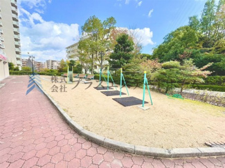 【その他】 | 須磨パークヒルズA棟 | エントランスを出るとすぐに公園があります♪