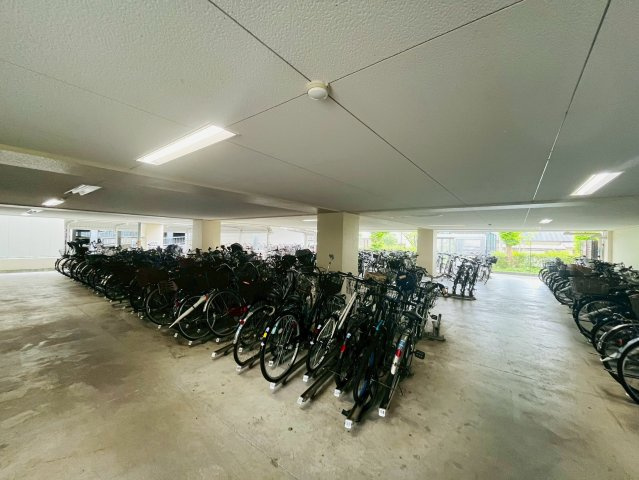 ビープレイスA棟の駐車場