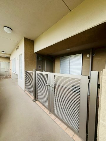 ビープレイスA棟の玄関|独立感のある専用ポーチです。