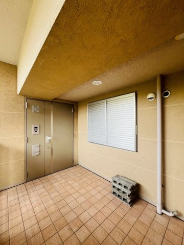 ビープレイスA棟の玄関|広々としておりゆとりのある広さ。玄関・洋室の窓と廊下にしっかり距離が取れるため、プライベート性も向上。