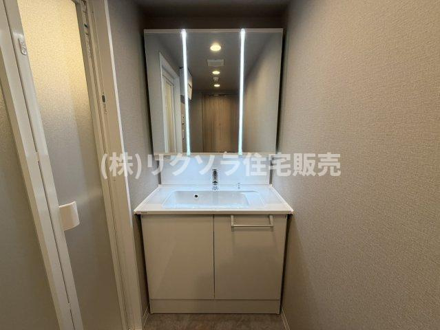 ヒューマンズパーク守口の独立洗面台|センターライト付き
■物件内覧・資金計画相談・住宅ローン相談、リフォーム相談、お問合せ受付中■
※当日・翌日のご内覧、ご相談はお電話でのお問合せがスムーズです！