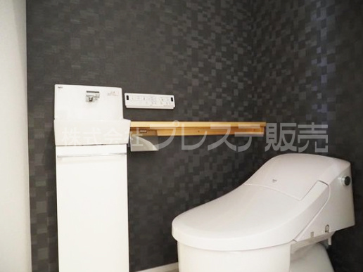 奈良市朱雀２丁目の新築一戸建のトイレ|現地写真（トイレ）タンクレス温水洗浄便座＋手洗い器を標準装備！
