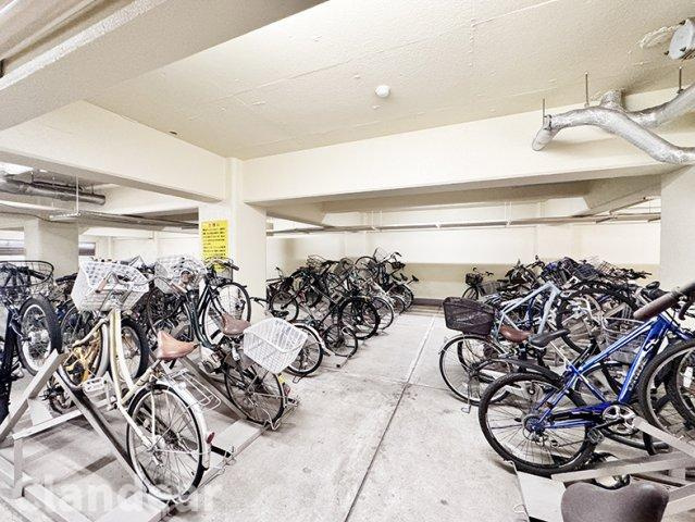 マンションニュー松戸の駐輪場|ドキドキの新生活も、安心してスタート。ぴったりの住まいを見つけませんか？クランディアが一緒に住まい選びをサポートします‼　まずは、お気軽にお問合せください　＃クランディア