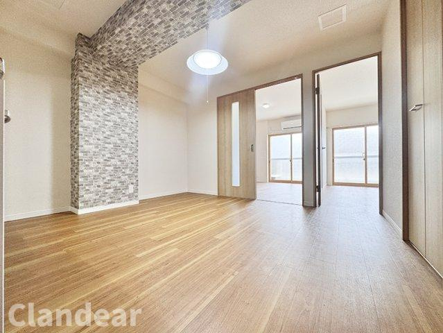 マンションニュー松戸の居間・リビング|ドキドキの新生活も、安心してスタート。ぴったりの住まいを見つけませんか？クランディアが一緒に住まい選びをサポートします‼　まずは、お気軽にお問合せください　＃クランディア