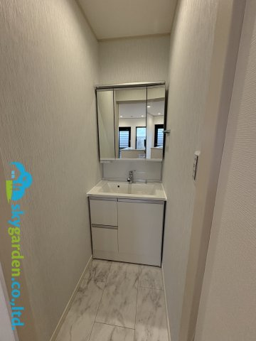 鎌倉市関谷　中古戸建の独立洗面台|2階の洗面台