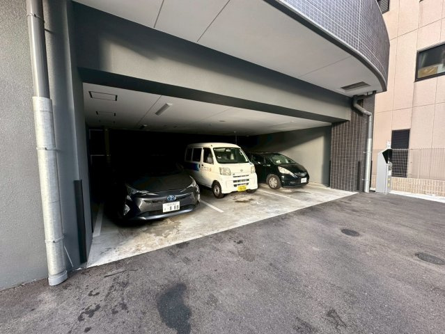 セレニテ難波ミラク弐番館の駐車場