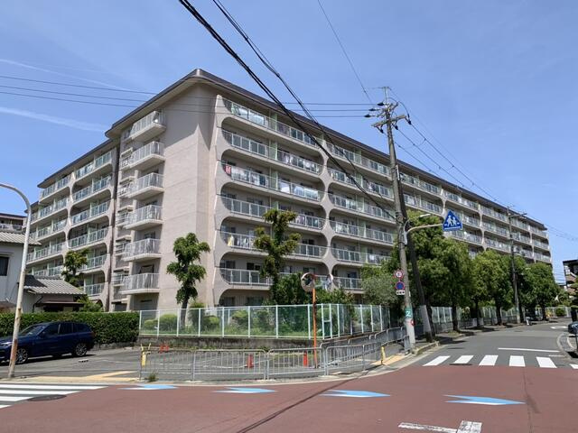 日商岩井箕面ハイツ C棟の外観