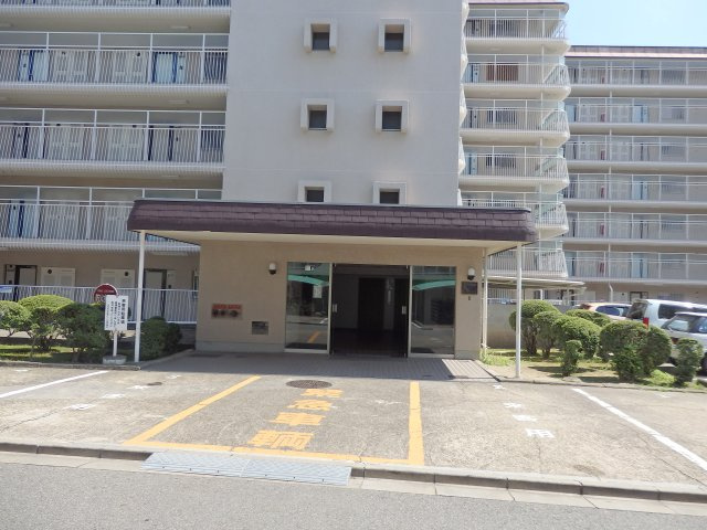 日商岩井箕面ハイツ C棟のエントランス