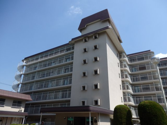 日商岩井箕面ハイツ C棟の外観