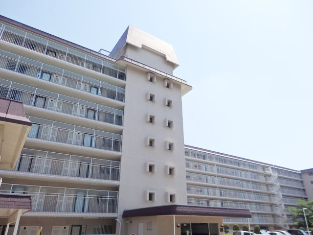 日商岩井箕面ハイツ C棟の外観