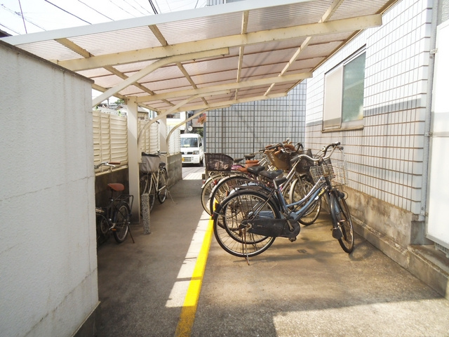 メゾン望月のその他共用部分|屋根付きの駐輪場です
