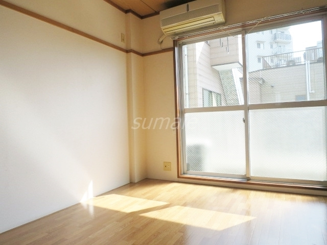 メゾン望月の居間・リビング|明るいお部屋です☆