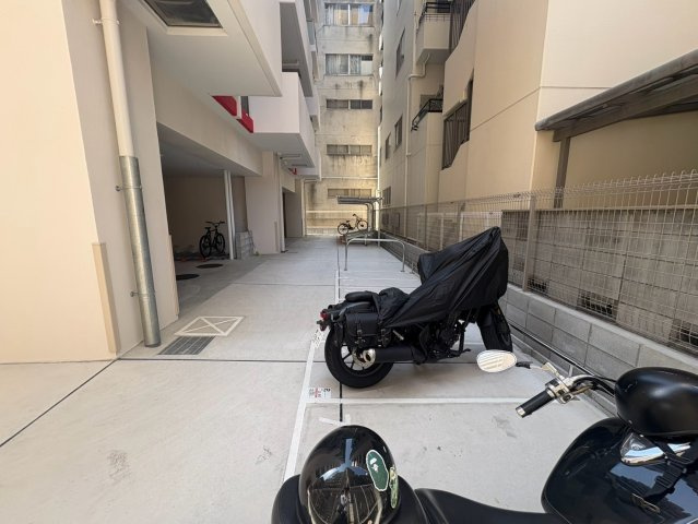 セレニテ難波ミラク弐番館の駐車場