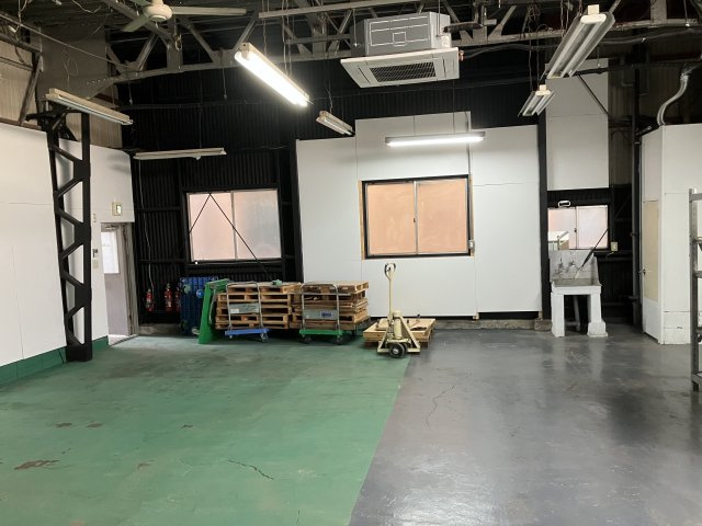 栗原工場|天井エアコンは残置です