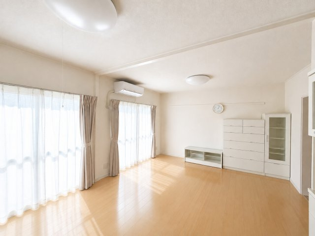 【居間・リビング】 | 東逗子第二団地17号棟 | ◆リビングは一日中太陽の光が射し込みます。家族が集まる空間は、自然と笑顔が溢れます！写真は加工しております。