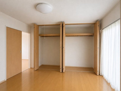 【洋室】 | 東逗子第二団地17号棟 | 気持ちの良い風が室内へ入り込む居室。家具を配置しても広々ご利用いただけます！！写真は加工しております。