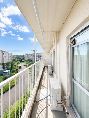 【バルコニー】 | 東逗子第二団地17号棟 | ◆住宅ローンのご相談や周辺環境のご案内も含め、ローンに詳しい、地元に詳しいスタッフがお出迎えさせていただきます。お気軽にご相談ください。