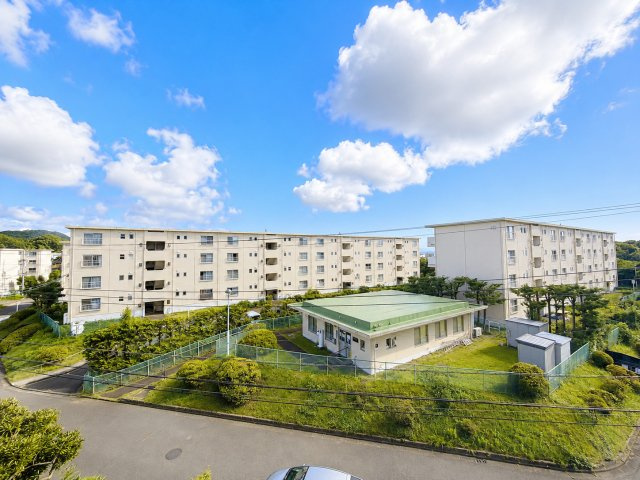 【展望】 | 東逗子第二団地17号棟 | ◆子育て世代のスタッフもいますので、お客様目線での物件選び、ご提案が可能です。お問い合わせいただきました物件以外も多数ご紹介させていただきます。