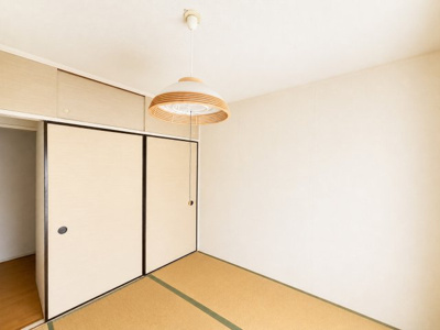 【和室】 | 東逗子第二団地17号棟 | ◆感性を育むプライベートルームはシンプルでスマートな空間。好みの空間で読書をしたり、音楽を聞いたりと一人の時間も充実したものにできます。写真は加工しております。