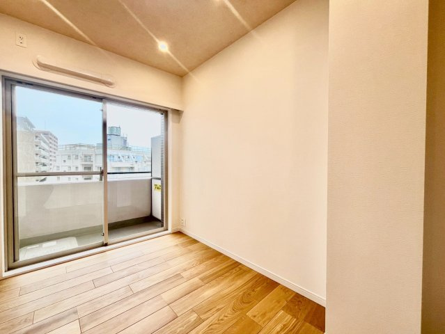 レジェンド西早稲田フォレストタワーの洋室|新規内装リノベーション物件！

現地ご見学希望・資料請求などお気軽にお問い合わせ下さい！
03-5990-5201