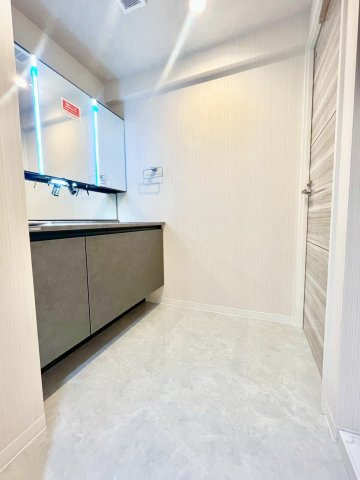 レジェンド西早稲田フォレストタワーの独立洗面台|新規内装リノベーション物件！

現地ご見学希望・資料請求などお気軽にお問い合わせ下さい！
03-5990-5201